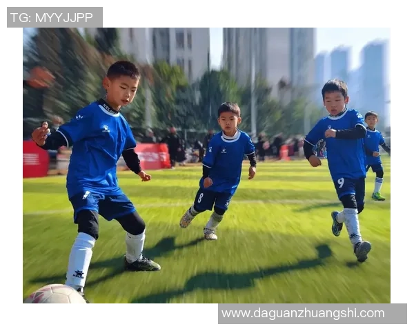 足球明星在绿茵场上背负对手奋力奔跑展现超凡实力与毅力