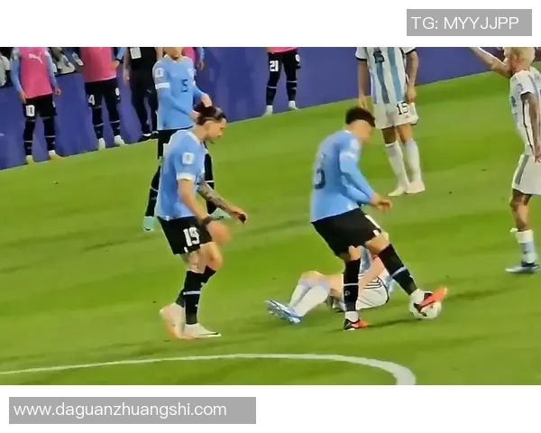 足球明星锁喉事件引发热议照片曝光引发球迷关注与讨论